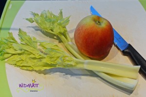 © widmatt.ch Stangensellerie Salat mit Apfel und Haselnüssen
